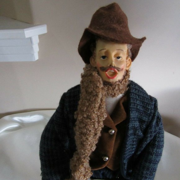 Christmas Caroler     - - Picture 1 of 11